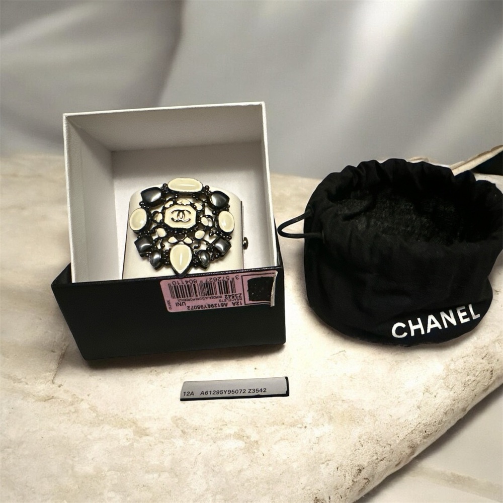 CHANEL Elegant Gunmetal and White Bracelet - Picture 2 of 7